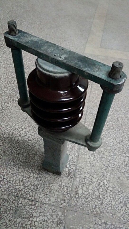 Metal Taban 11KV IEC Sınıfı Katı Çekirdekli Direk İzolatörler