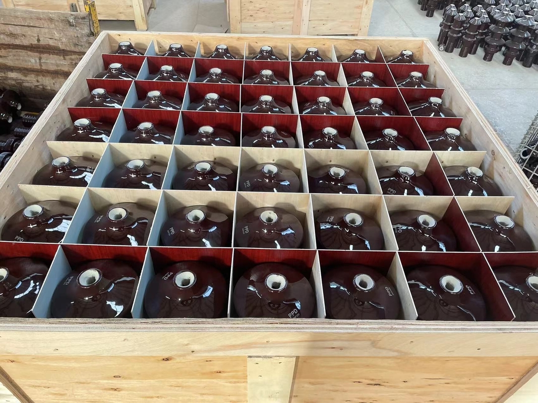 Parlak Kahverengi Sırlı Yüzeyli 20NF250 Porselen Elektrik İzolatörleri