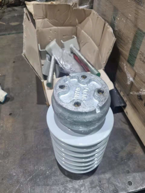 Gri Camlı İstasyon Direk Elektrik Porselen İzolatör 8.9kN ANSI TR-208 OEM
